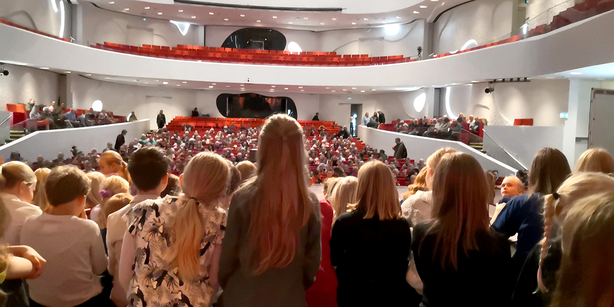 Børnekor sang sammen med Nordjyllands største orgel Børnekor sang sammen med Nordjyllands største orgel