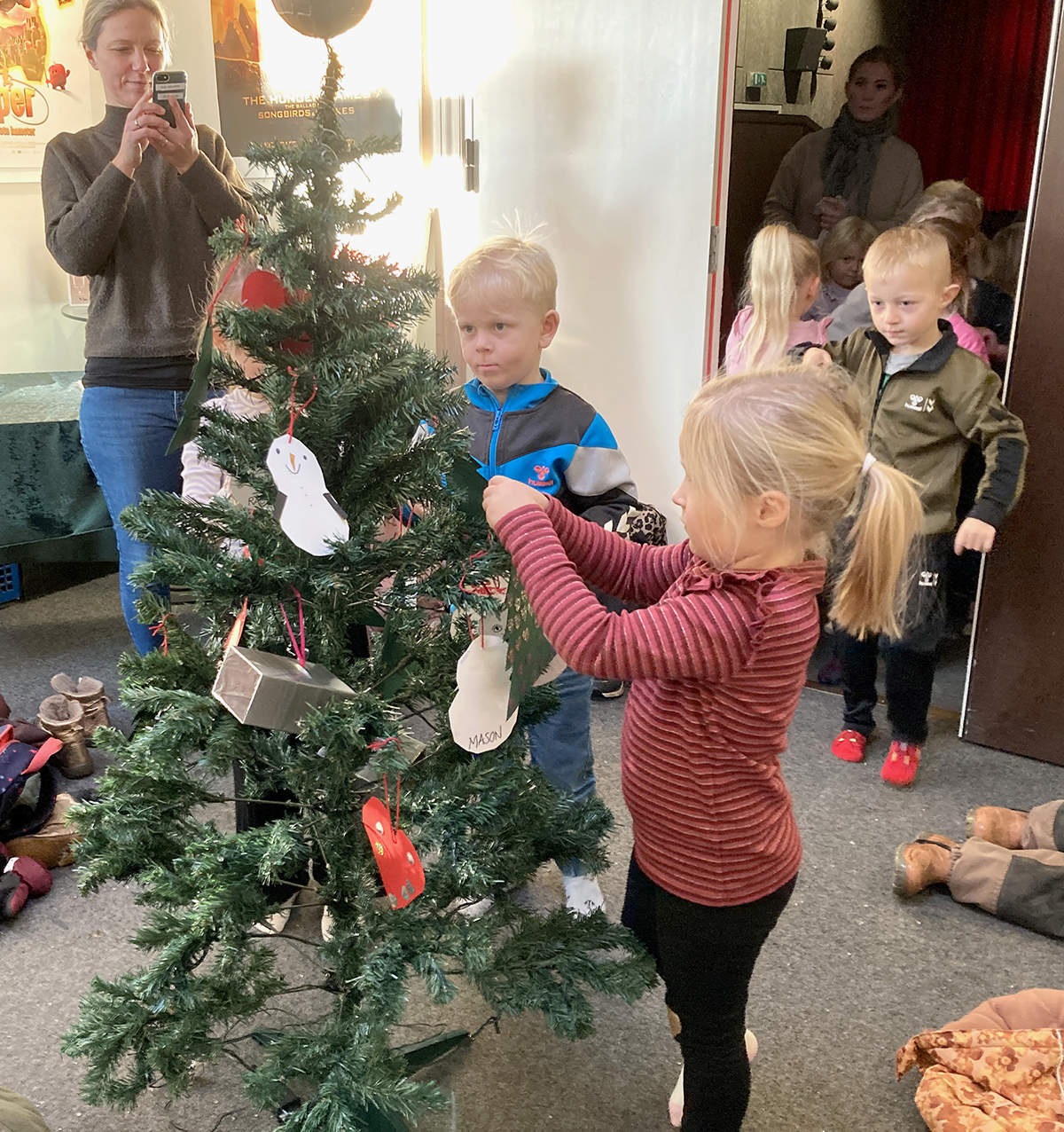 Juletræ pyntet i Kino Juletræ pyntet i Kino