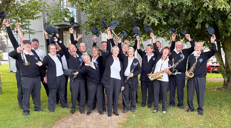 Godt nytår med hornmusik og champagnepropper