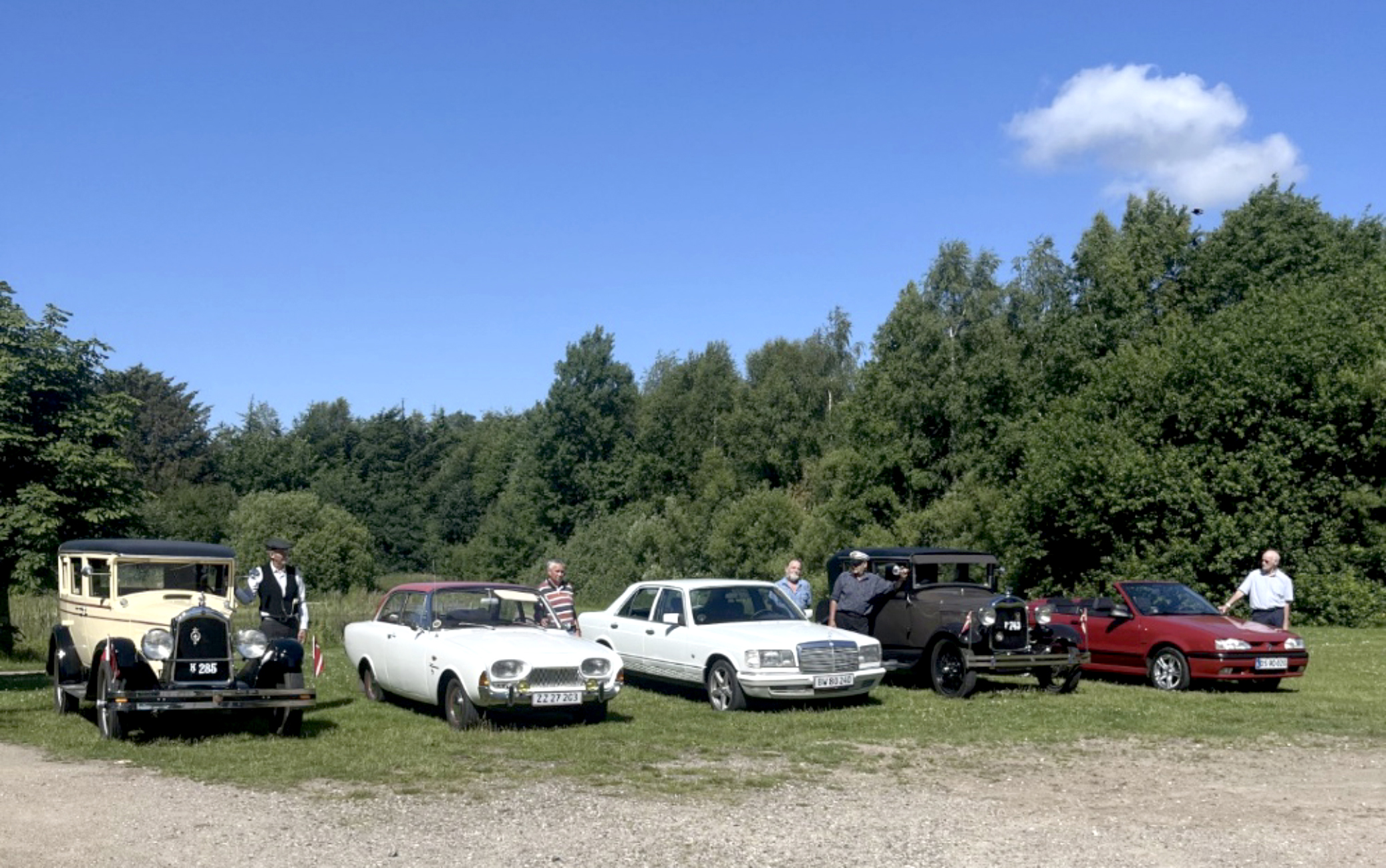 Stengårdens plejecenter og Kirkens frivillige gå-med-venner på tur med beboerne i veteranbiler Stengårdens plejecenter og Kirkens frivillige gå-med-venner på tur med beboerne i veteranbiler