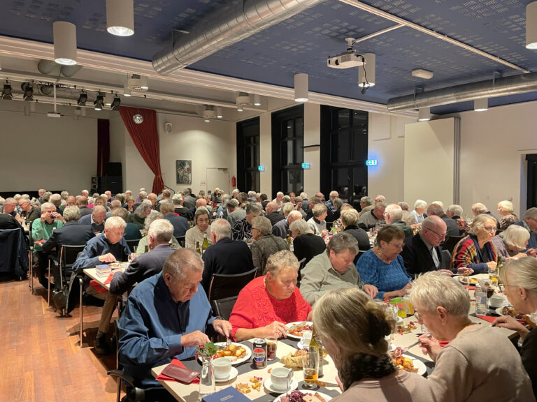 Hjallerup Kulturhus har kæmpe succes med fællesspisning og -sang for byens borgere