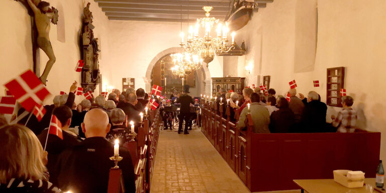 Nytårskoncert for fuld musik i Hellevad Kirke