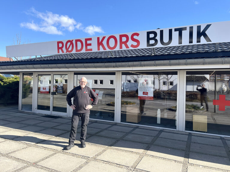 Røde Kors i Hjallerup åbner den første butik i landet kun med kontormøbler