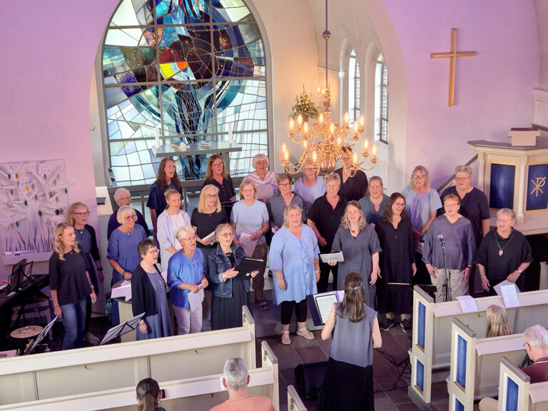 Sommerstemning og sangglæde i Hjallerup Kirke