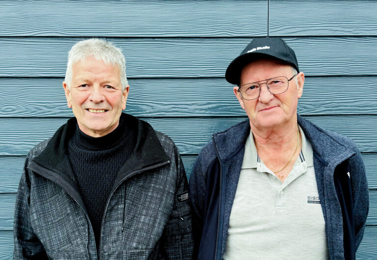Mogens og Karsten sørger for, at aviserne er klar i standerne