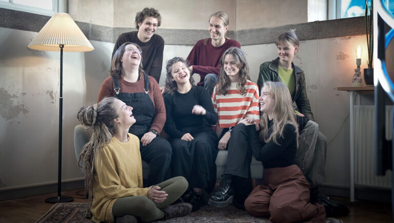 Ung folkemusik fylder Åsen Teater med levende toner