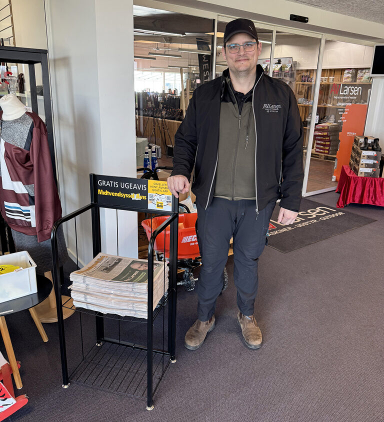 Avisstander skaber liv ved AV Larsen og Røde Kors Butik i Hjallerup