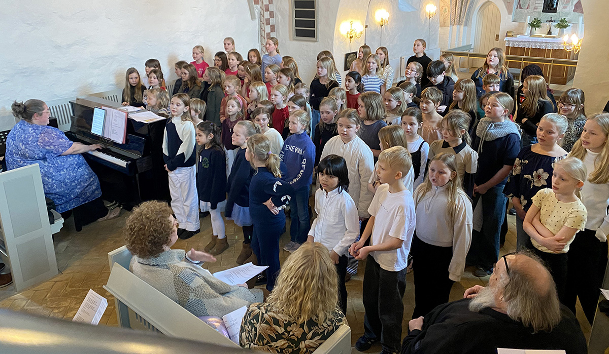 100 børnestemmer fyldte Jetsmark Kirke 100 børnestemmer fyldte Jetsmark Kirke