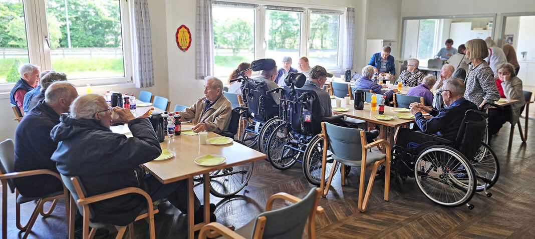 Stengården Plejecenter og de frivillige gå-med-venner på tur i veteranbiler Stengården Plejecenter og de frivillige gå-med-venner på tur i veteranbiler