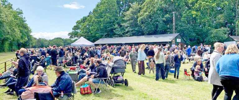 Fart, fest og folkefest på væddeløbsbanen i Asaa