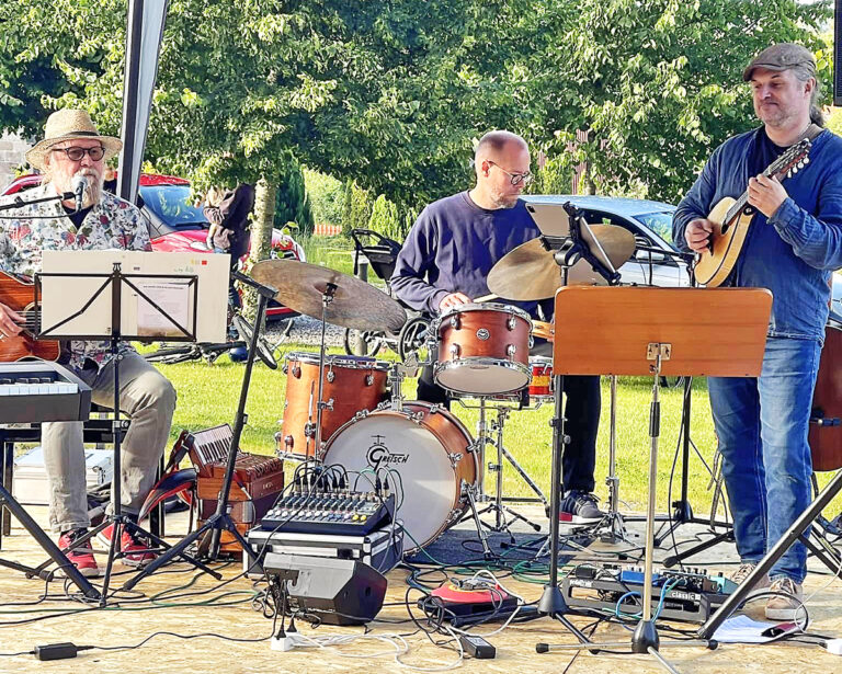 Fairy Hills tager publikum med på en musikalsk rejse i Dorf Kirke